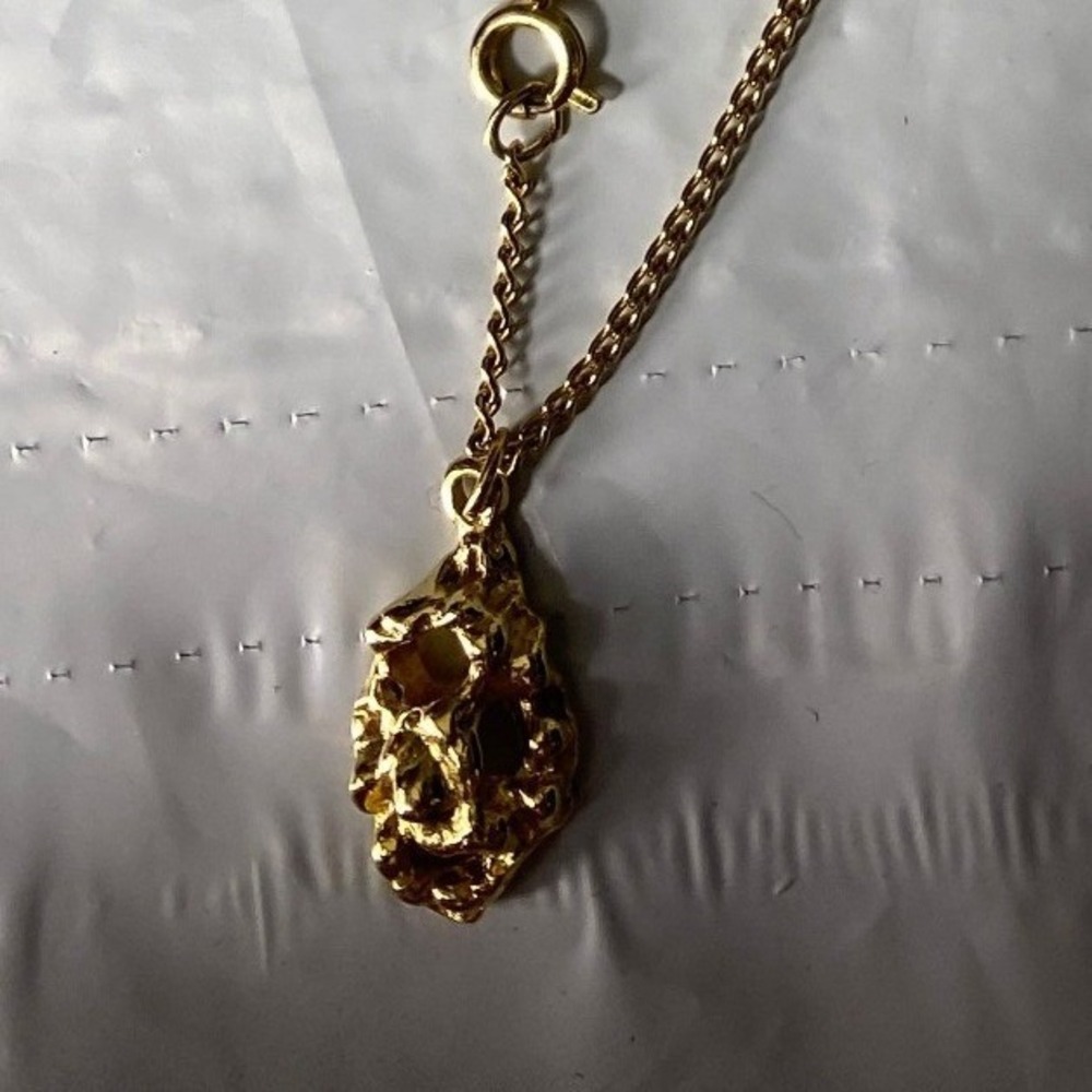 Gold Tone Chain Necklace With Ornate Pendant